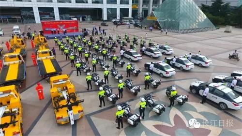 武漢交警鐵騎隊_看圖王.jpg